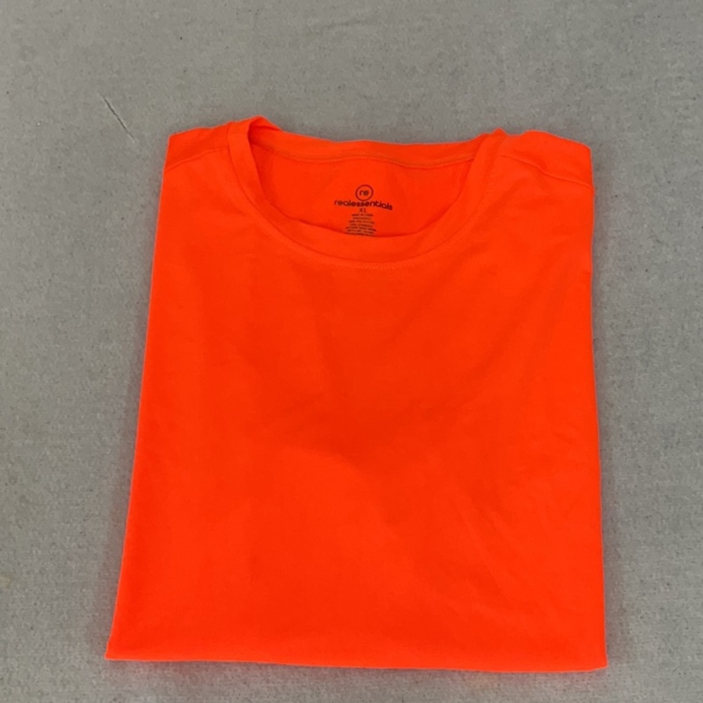 EUC Mens real essentials short sleeve t-shirt